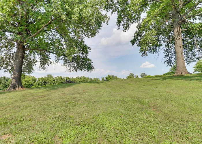 Remodeled Home: 14 Mi To St Louis