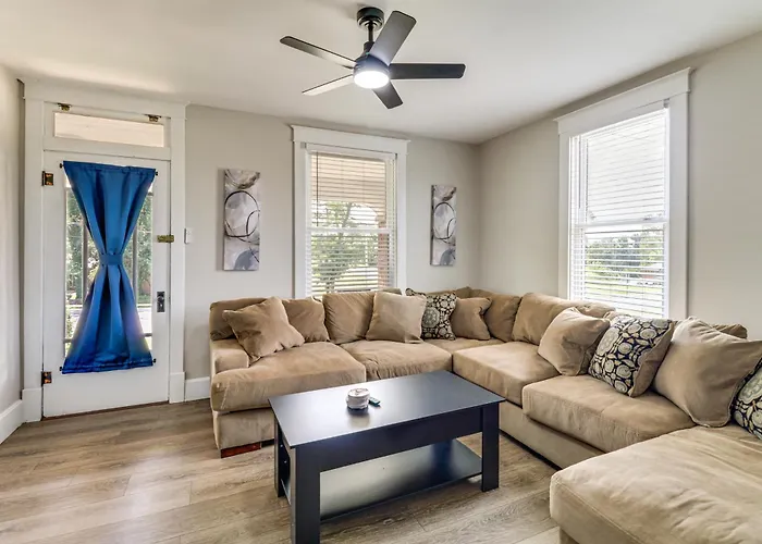 Remodeled Home: 14 Mi To St Louis Holiday home *