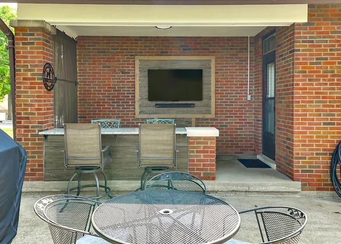 Holiday home Remodeled Home: 14 Mi To St Louis *