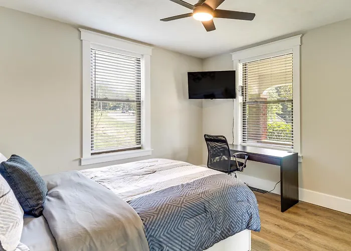 Remodeled Home: 14 Mi To St Louis *