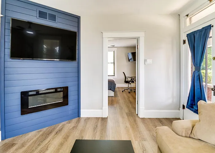 Holiday home Remodeled Home: 14 Mi To St Louis *